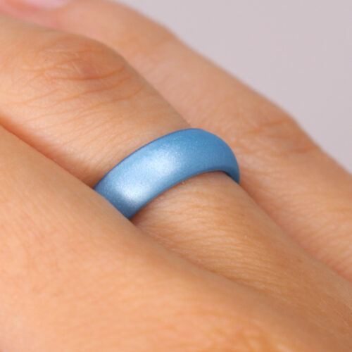 Silikonering i baby blue på model