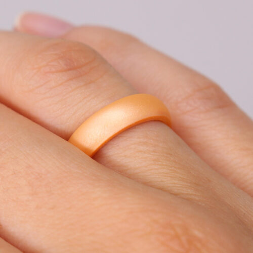 Silikonering i baby peach på model