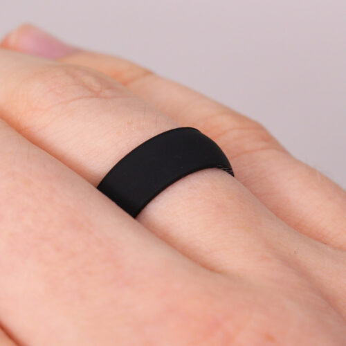 Silikone ring i sort på model