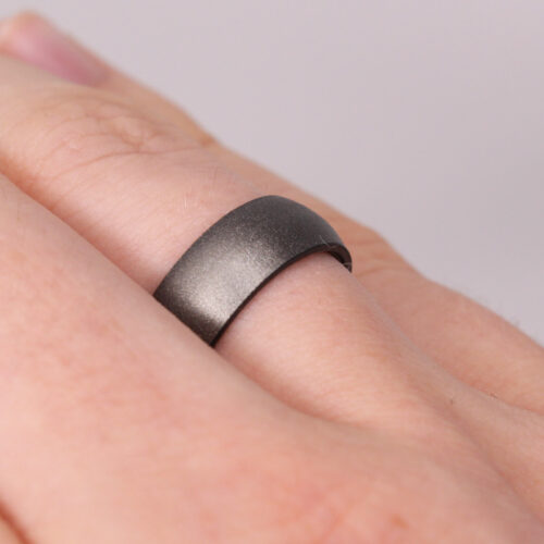 Silikonering i sølv på model