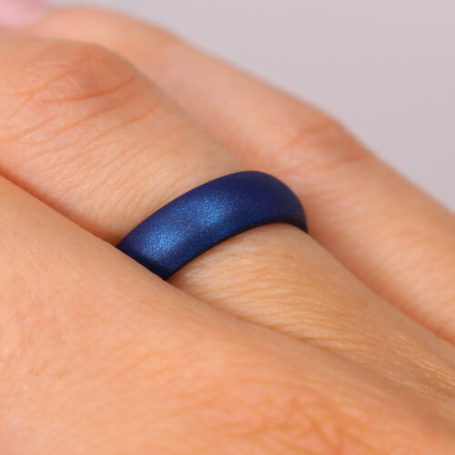 Silikonering i metallic blue på model