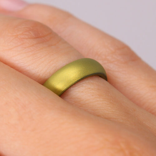 Olive green silikonering på model