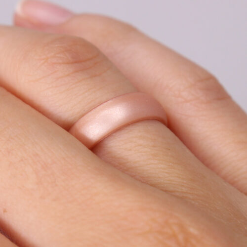 Silikonering i Rose gold på model