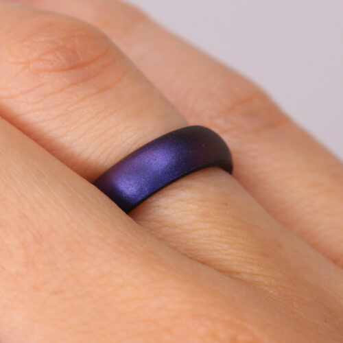 Silikonering i lilla på model