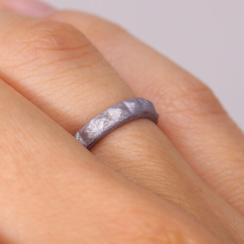 Silikonering i baby purple på model