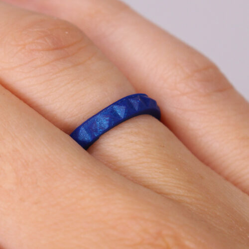 Tynd silikonering i blå på model