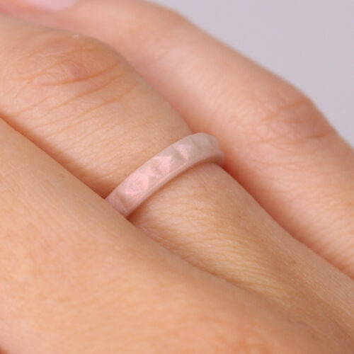 Tynd silikonering i rosegold på model